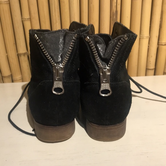 Steve Madden Lace Up Chelsea Black Suede Boot - Size 6 - Picture 4 of 7